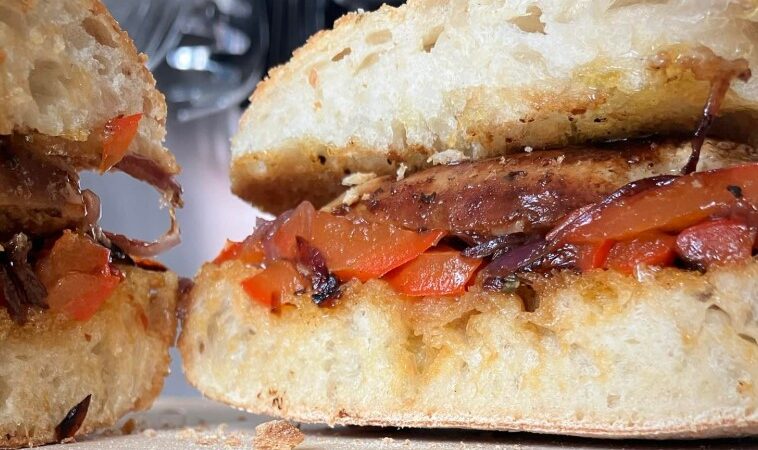 Panino italiano con salsiccia e peperoni